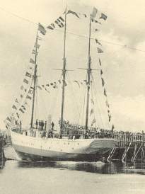 Lancement du " Franais "  Saint-Malo le 27 juin 1903. Charcot est debout sur le gaillard d'avant lorsque la bouteille de Mumm cordon rouge lance par sa soeur vient se briser sur l'trave du " Franais ".