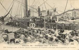 Sitt l'accostage  quai, le Docteur Charcot, commandant de l'Expdition antarctique, salue la population qui l'acclame. Carte postale de l'arrive du " Pourquoi-Pas ? "  Rouen le 5 juin 1910.